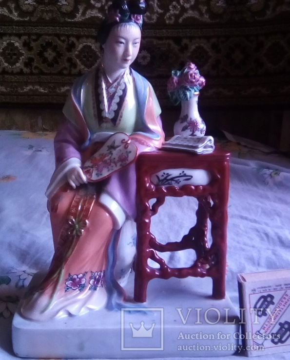  Цзиндэчжэнь Китай, 50-е годы Дама с цветами у столика, фото №2