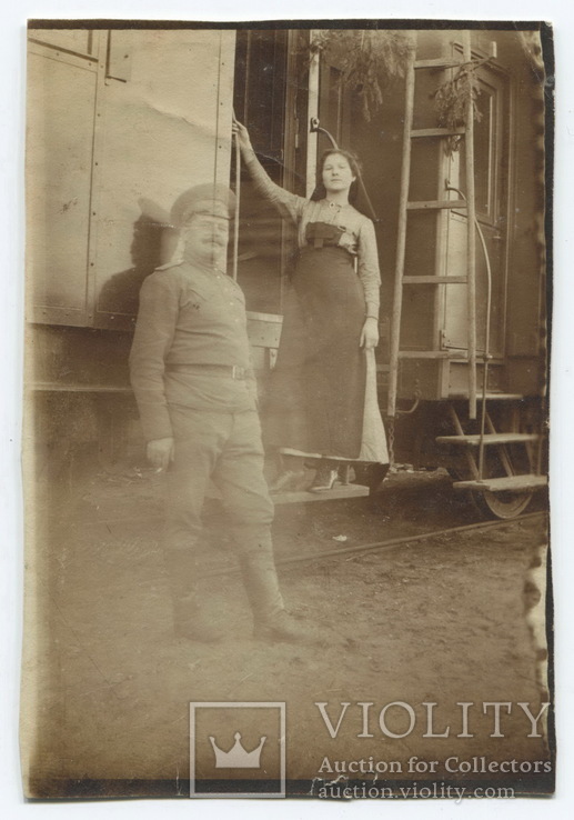 Сестра милосердия на ступеньках вагона. Двинск, 1915 г., фото №2
