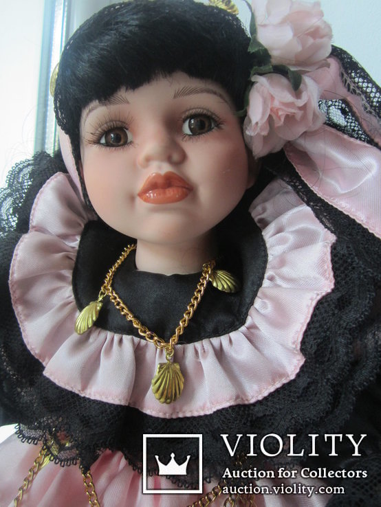 Фарфоровая сидящая кукла Leonardo новая Англия, фото №13