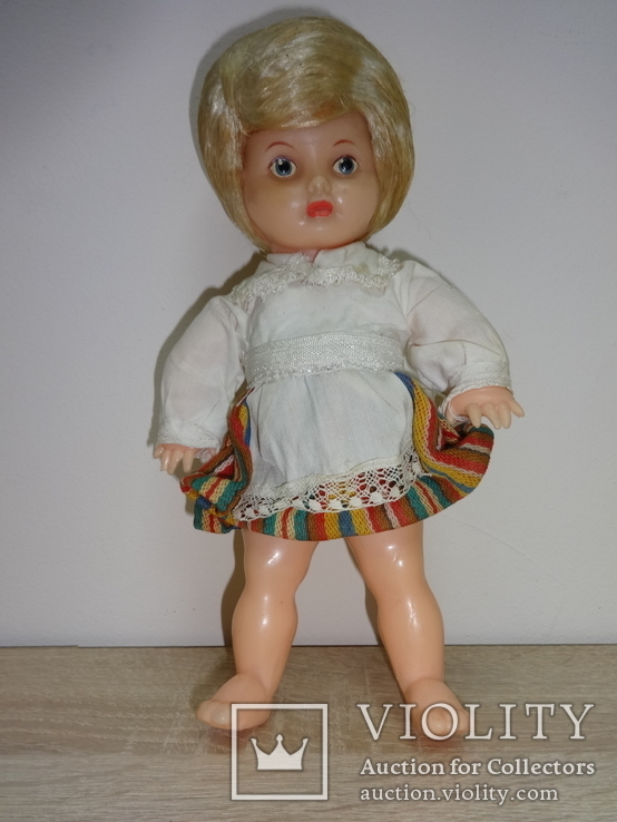 Старая кукла с наклеенными волосами.