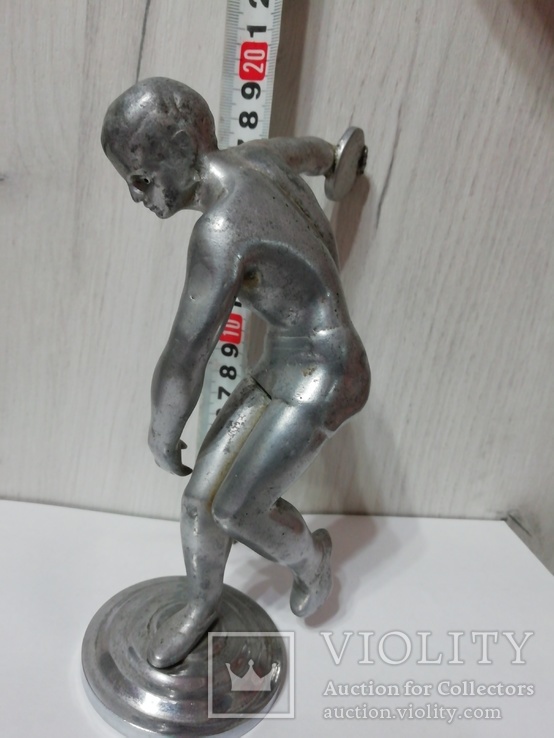 Скульптура мальчика с диском, фото №8