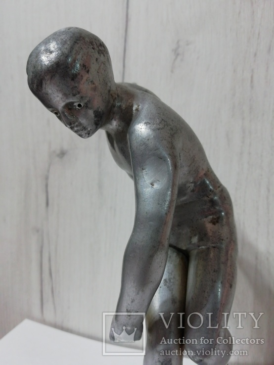 Скульптура мальчика с диском, фото №9