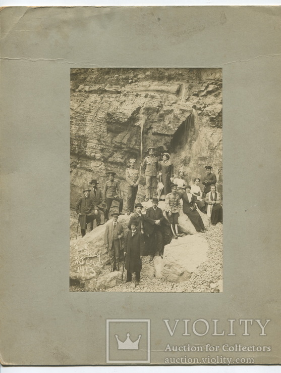 Гусарский офицер с др. офицерами и гражданскими у водопада Учан-Су близ Ялты. 1913 г., фото №3