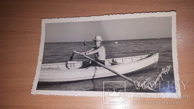 Фото мужчина с голым торсом и в шляпе плывет в лодке Крым,Евпатория 1958 год