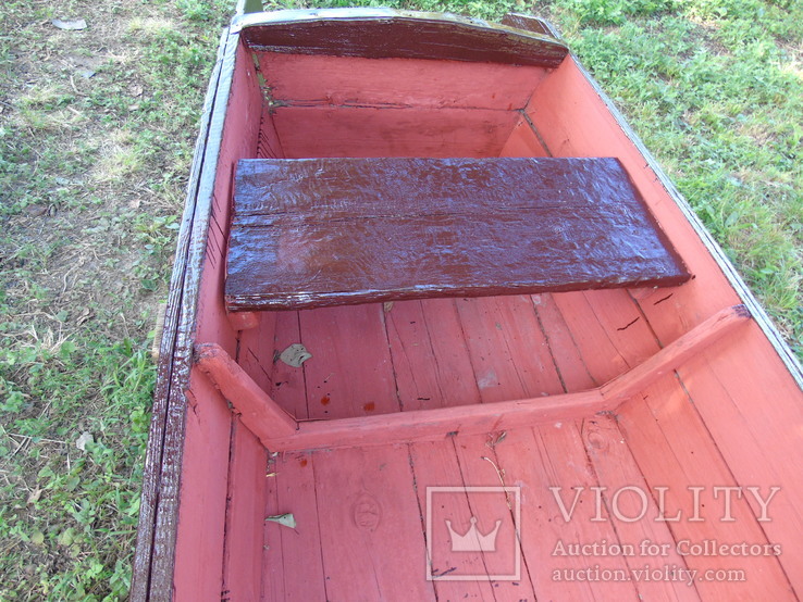 Старая лодка для садового декора, фото №4