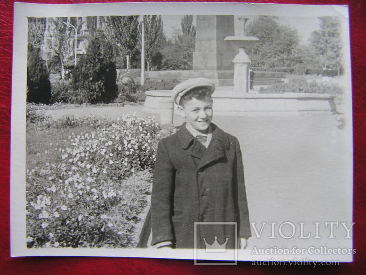 Мальчик возле фонтана у памятника Ленину (Николаев), фото №2