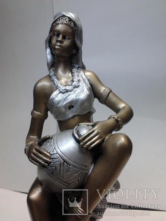 Африканка с кувшином (статуетка), фото №3