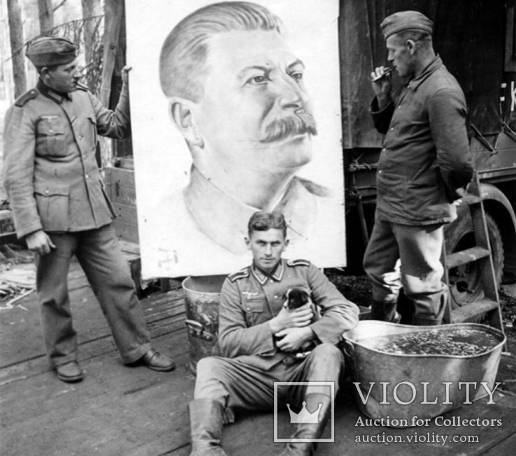 Немецкие солдаты перед портретом Сталина.