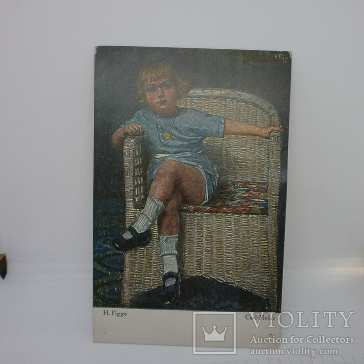 Открытка Девочка в голубом платье сидит на плетеном кресле, фото №2