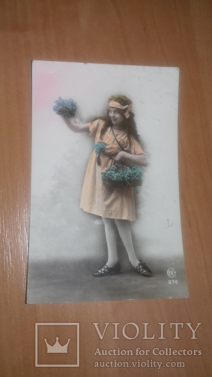 Открытка Бельгия. 1920 г. Девочка с синими цветами. Дети