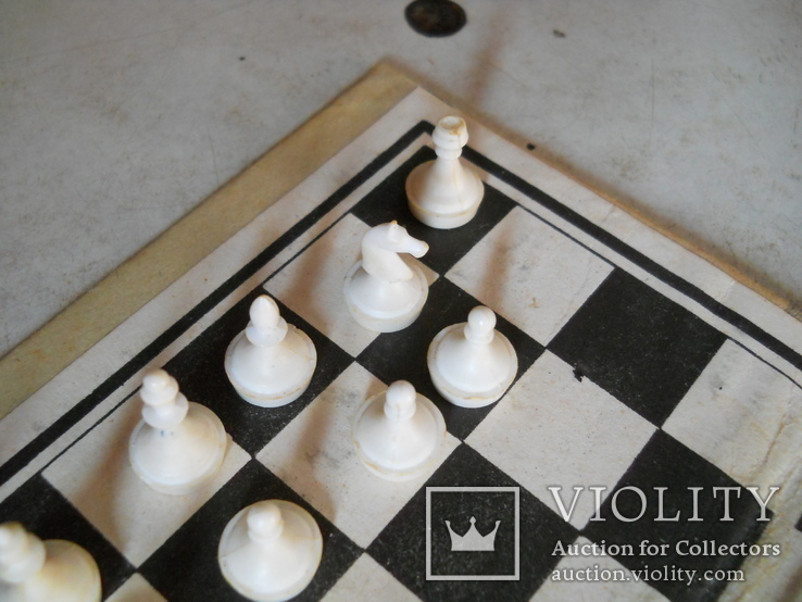 Маленькие шахматы на магните на неродной немагнитной доске (16х16 см.) не полный комплект, фото №5