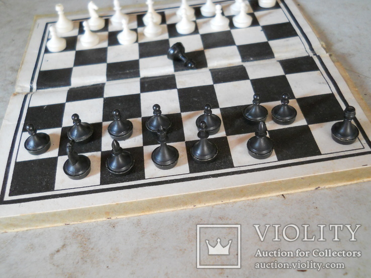 Маленькие шахматы на магните на неродной немагнитной доске (16х16 см.) не полный комплект, фото №6