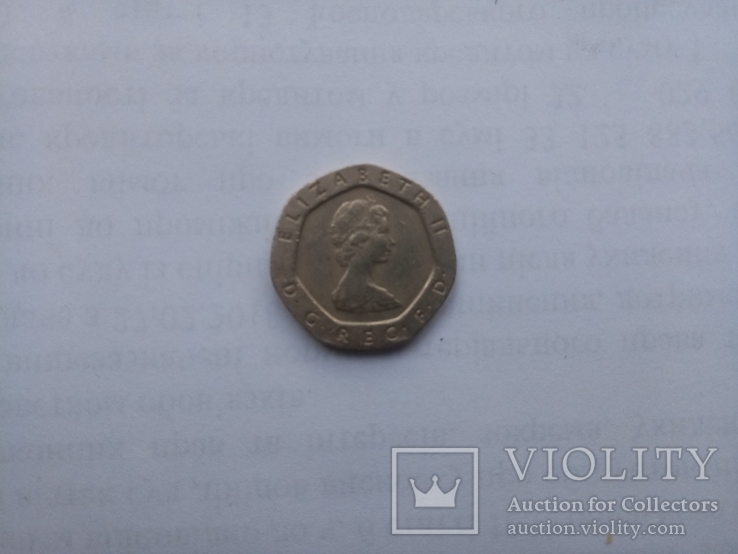 Монета ELIZABETH II D G REG F D 1982 г twenty pence, фото №2