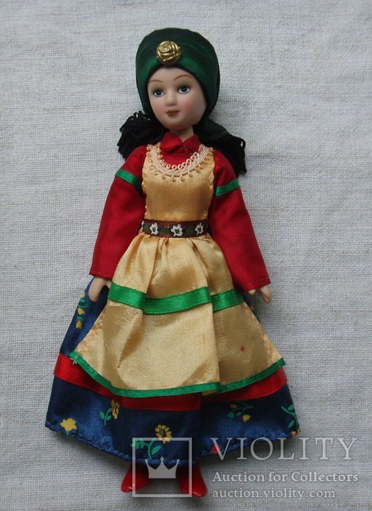 Кукла фарфоровая в национальном костюме, фото №2