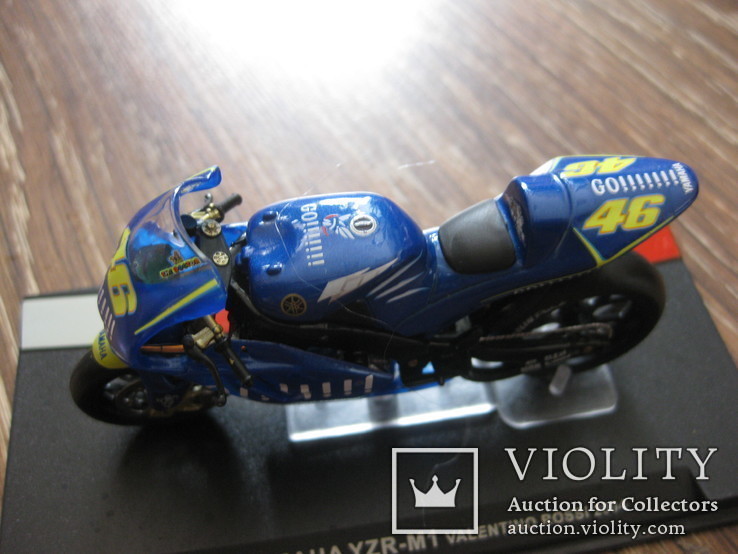 Модель Мотоцикла Yamaha YZR-M1 Valentino Rossi 2004, фото №6