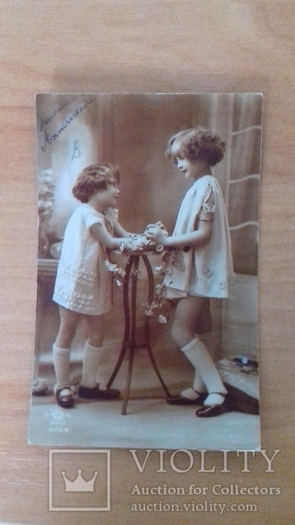Открытка Франция. 1931 г. Девочки у столика. Дети. Цветы