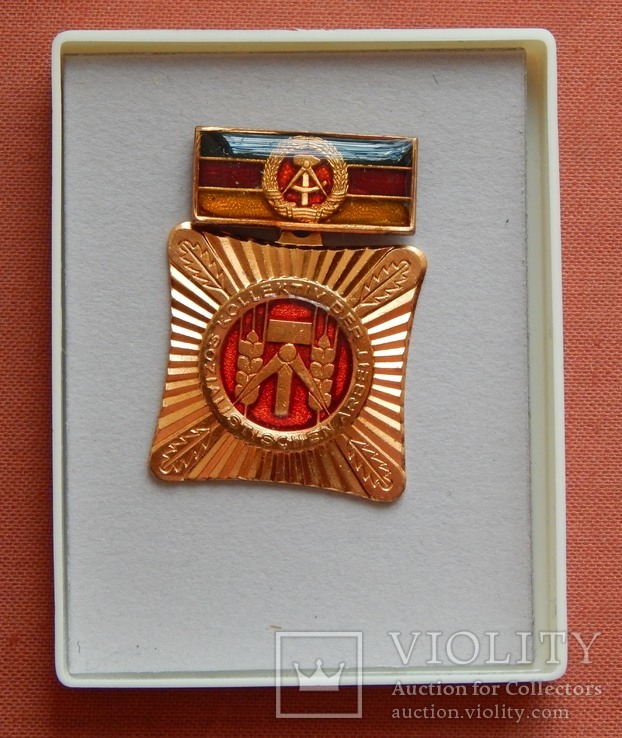 Знак "Колектив Соціалістичної праці". В рідній коробці. НДР.