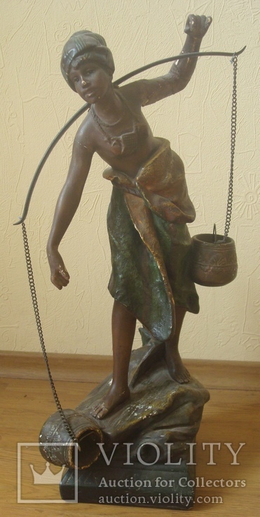 Скульптура женщины с коромыслом