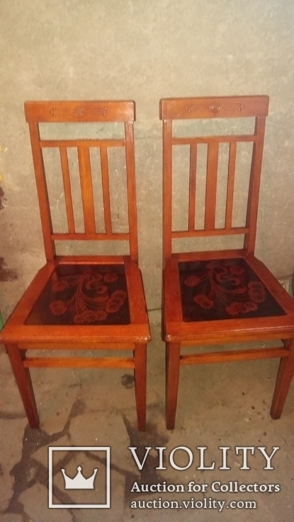 Старые стулья с росписью