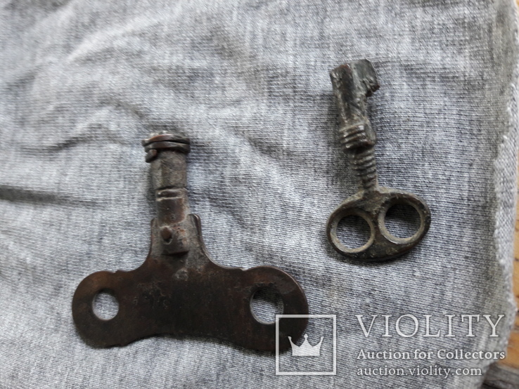 Два старинных ключа к часам, фото №5