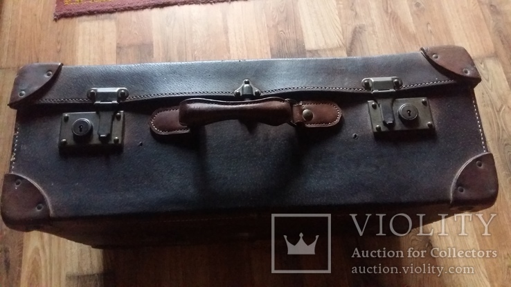 Старинный кожаный чемодан с бронзовыми замками