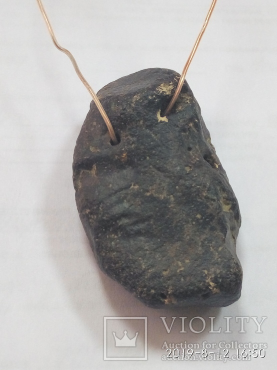Неолітичний камяний амулет з наскрізним отвором, фото №2