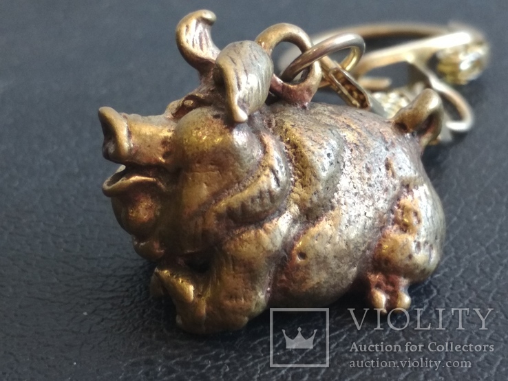 Свинья веселая коллекционная миниатюра бронза брелок, фото №3