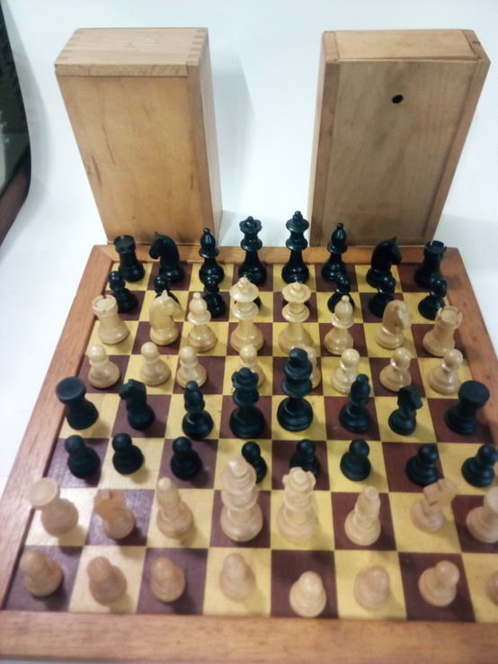 Доска двух сторон и два набора шахмат, фото №4
