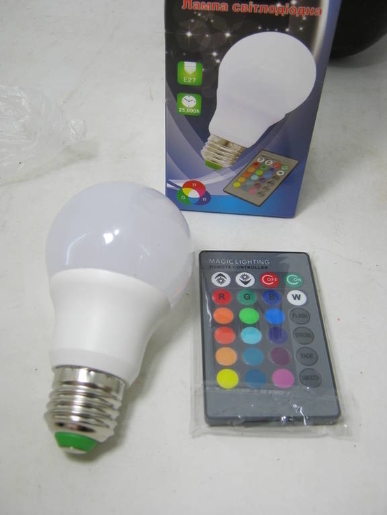 LED лампа с пультом цветная