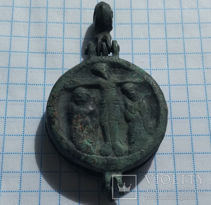 Круглый энколпион 13 века, Распятие Христово с Предстоящими - Богородица Одигитрия.