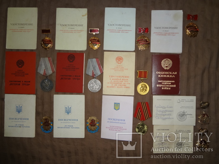 Медали и документы на разных людей