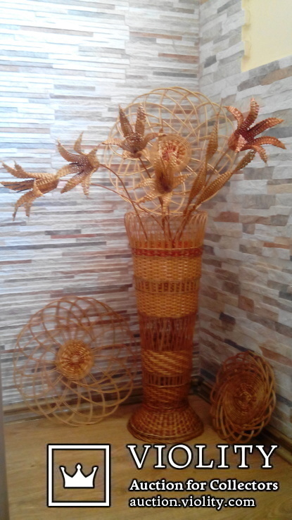 Большая ваза с цветами и панно плетеные из лозы, фото №4