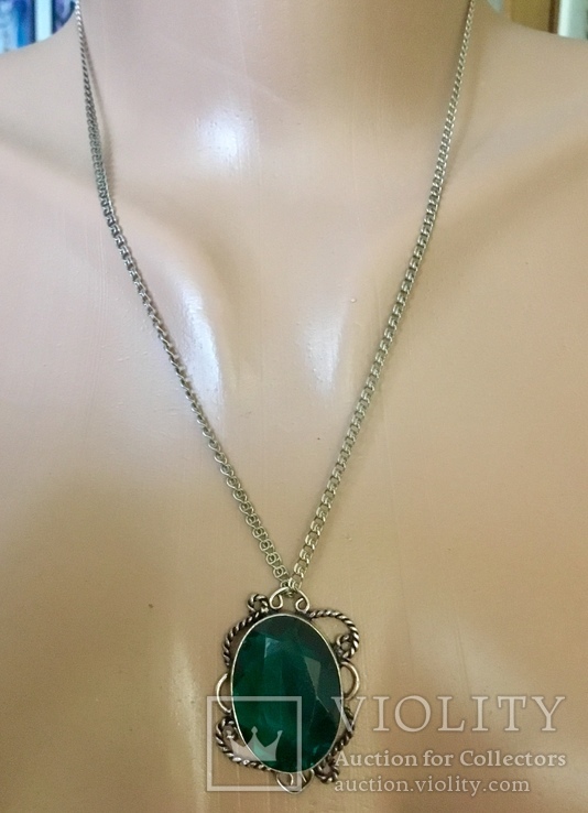 Серебряная подвеска с крупным зелёным камнем и ажурной цепочкой, фото №3