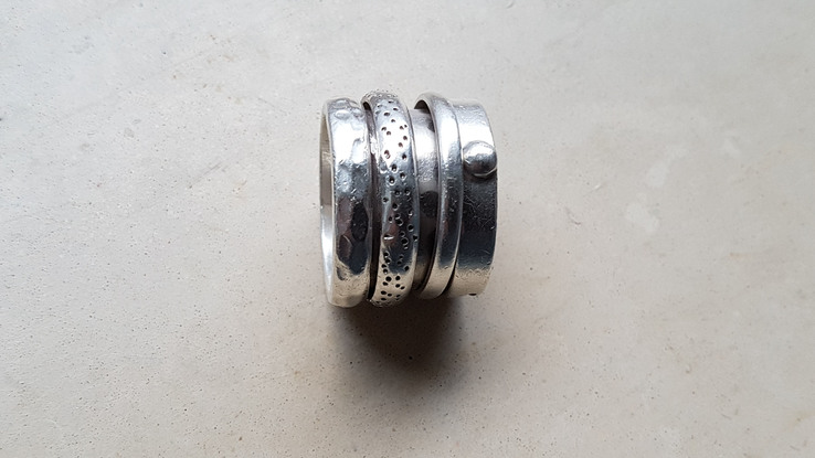 Масивное серебряное кольцо анти стрес , обвитое двумя вращающимися кольцами, фото №7