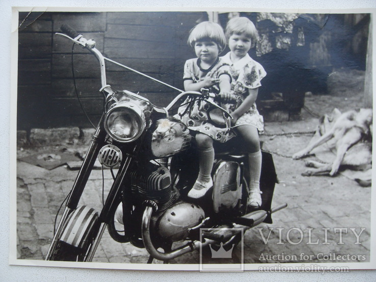 Сестрички на мотоцикле