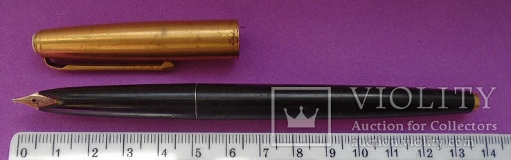 Ручка с золотым пером.