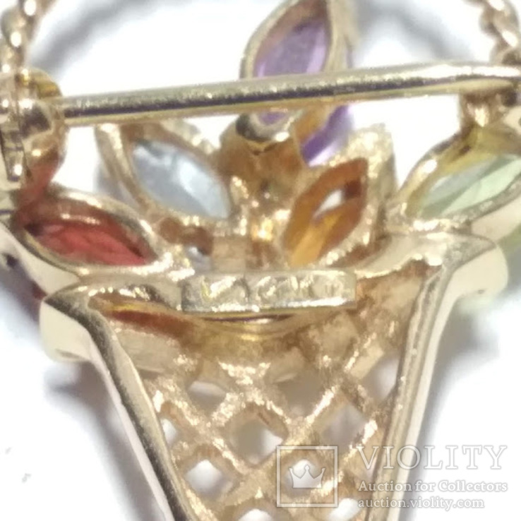 Миниатюрная золотая брошь "корзина" с натуральными цветными камнями, фото №5