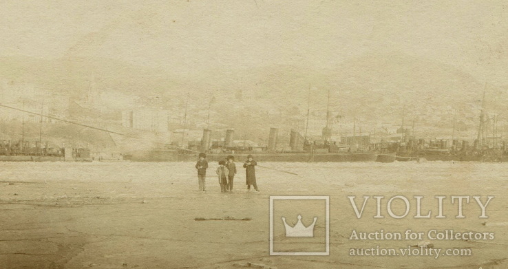 Корабли в порту Владивостока. Слева – фрагмент крейсера 1 ранга «Аскольд»., фото №3