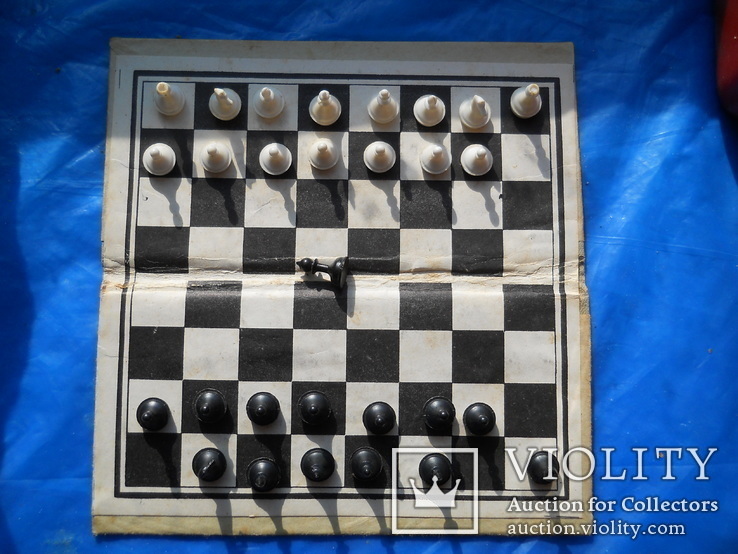 Маленькие шахматы на магните на неродной немагнитной доске (16х16 см.) не полный комплект