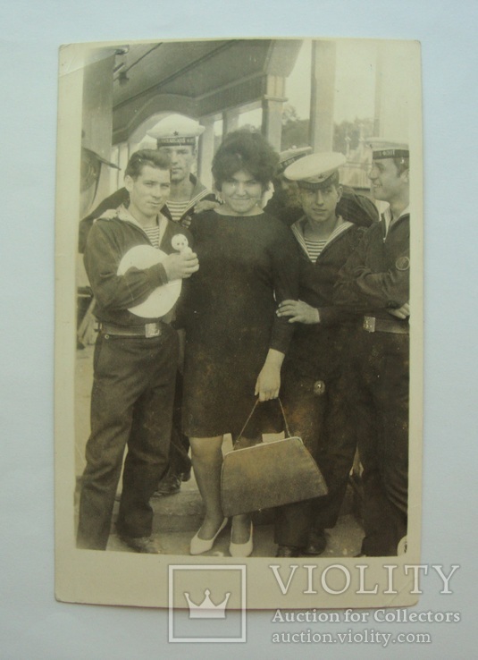 Фото моряков с девушкой на пристани