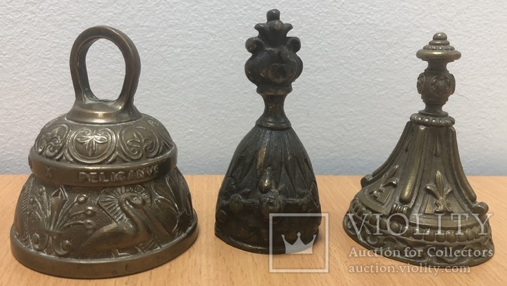 Три старинные бронзовые колокольчики