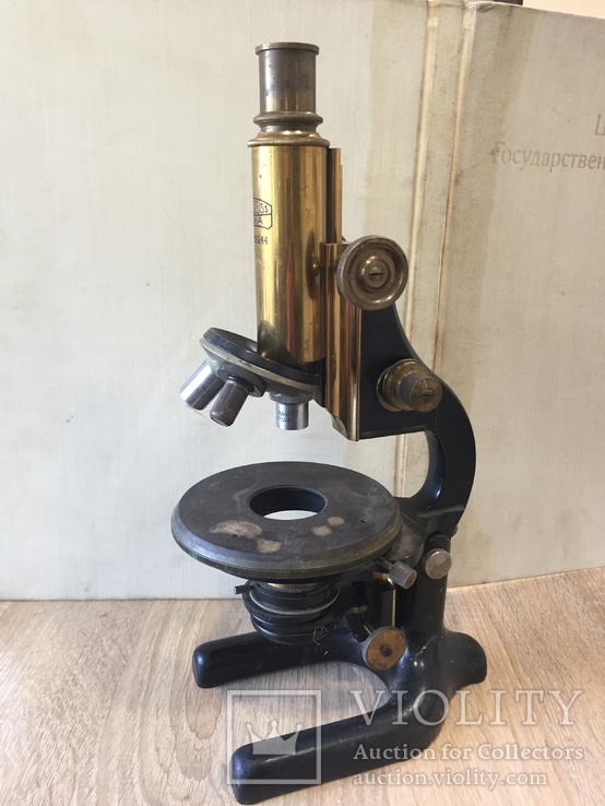 Старинный микроскоп Carl Zeiss Jena.