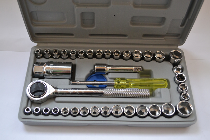 Набор инструментов с трещёткой в чемоданчике