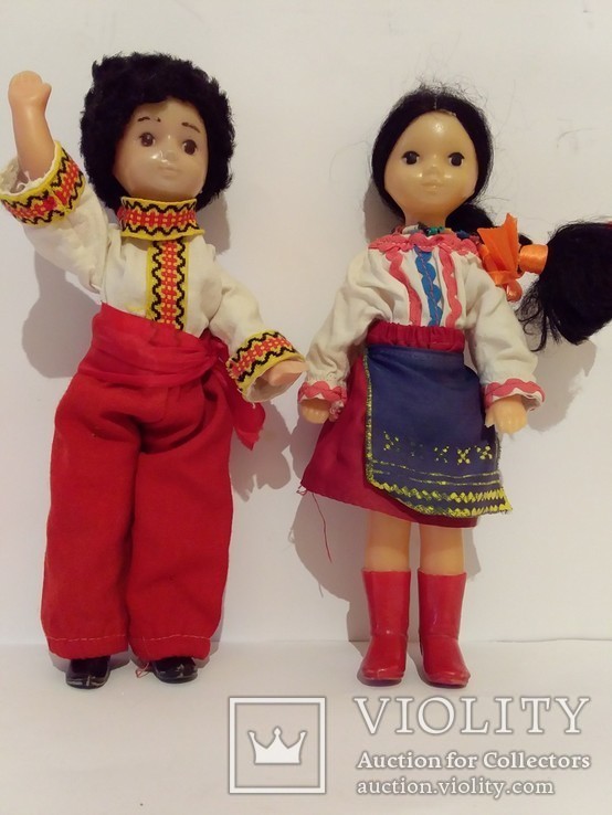 Две куклы в национальных костюмах