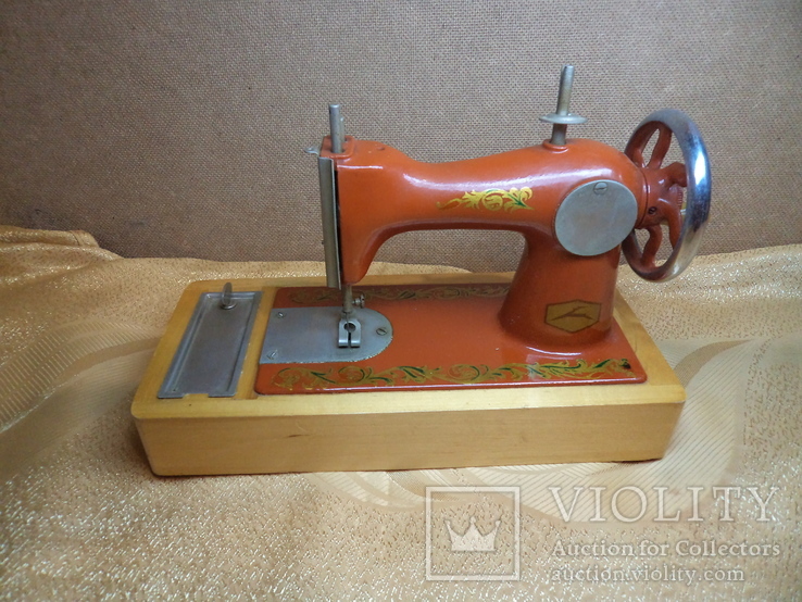 Детская швейная машинка времен СССР