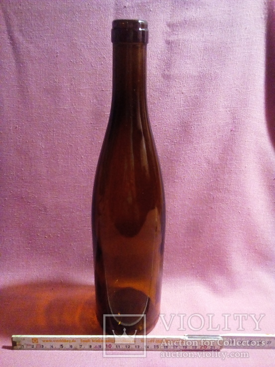 Старая винная бутылка коричневого стекла, фото №3