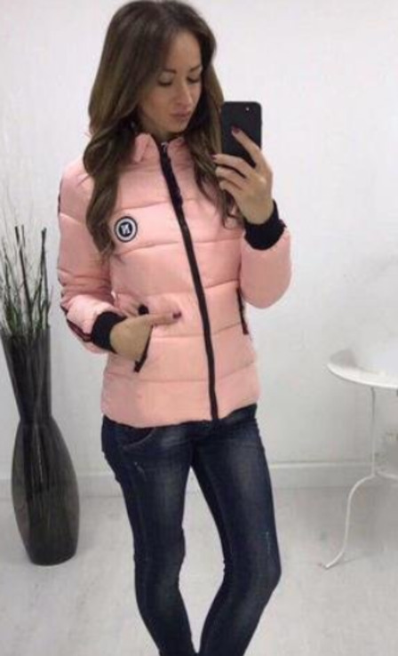 Женская стильная куртка с полосками на рукавах и капюшоне пудра, фото №3