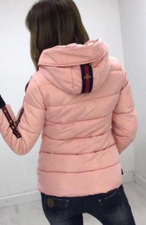 Женская стильная куртка с полосками на рукавах и капюшоне пудра, фото №4