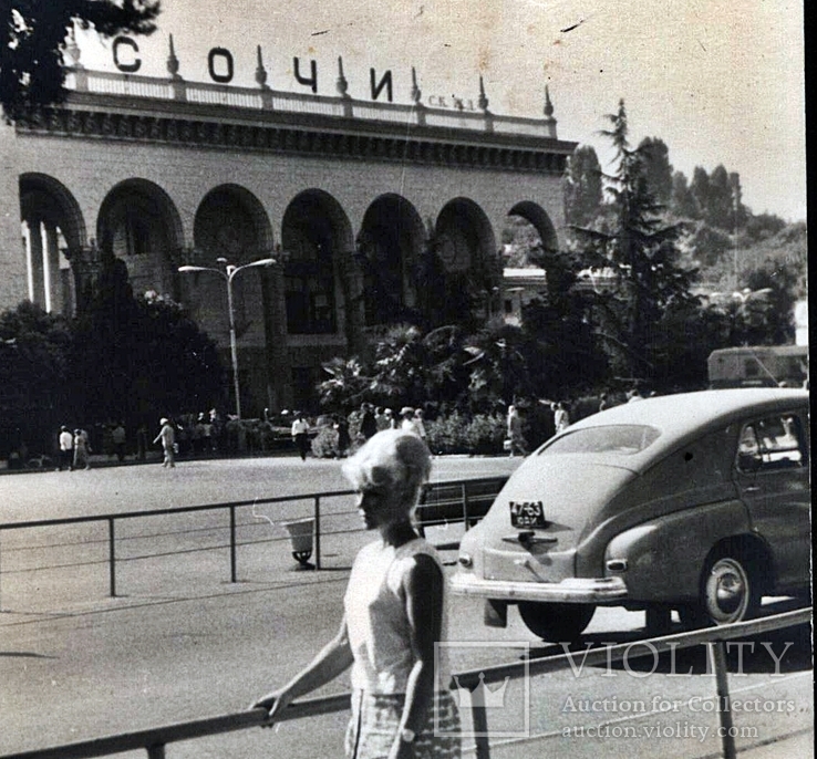 Блондинка в Сочи / авто "Победа" с номерами / 1960-е годы