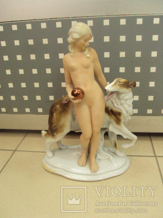 Фарфоровая фигура германия девушка ню с собакой борзой и шаром в руке, фото №2